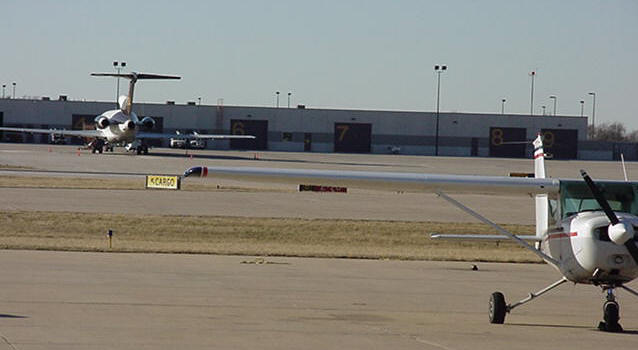 AirCargo09_01072000.JPG (32138 bytes)